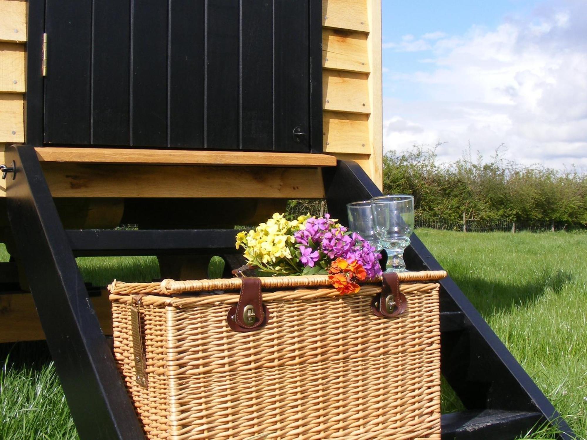 Marshwood Farm B&B And Shepherds Hut Dinton  Экстерьер фото